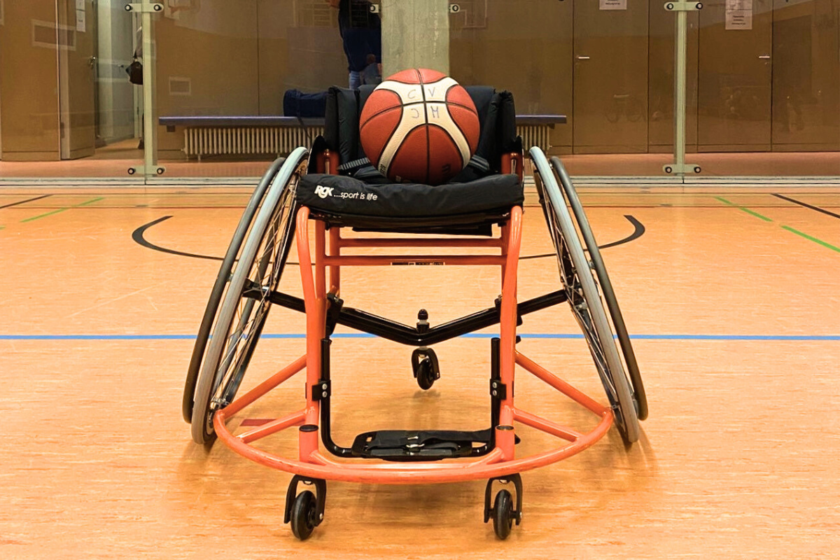 Mehr über den Artikel erfahren Korbjagd auf Augenhöhe: Rollstuhlbasketball beim CVJM Lörrach